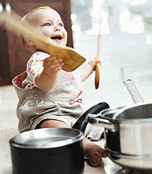 Bebé trasteando en la cocina