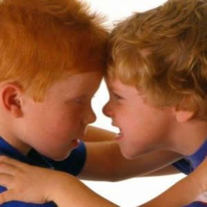 Qué hacer cuando juegan a lo bruto ninos-peneando.bmp