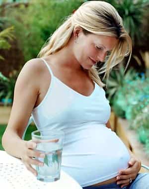 embarazada a tomar mucha agua