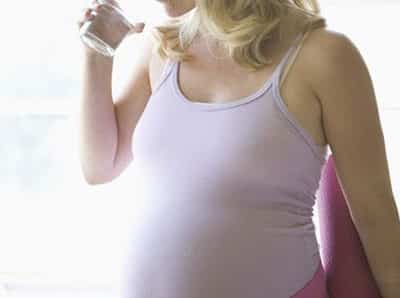 tomar agua en el embarazo