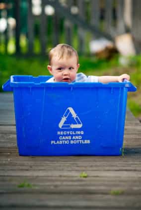bebe-en-caja-de-reciclaje