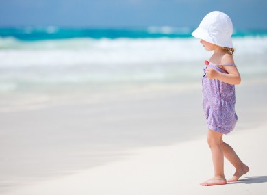 niña en la playa sin sandalias