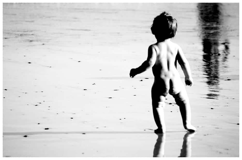 fotografía niño en blanco y negro en la playa