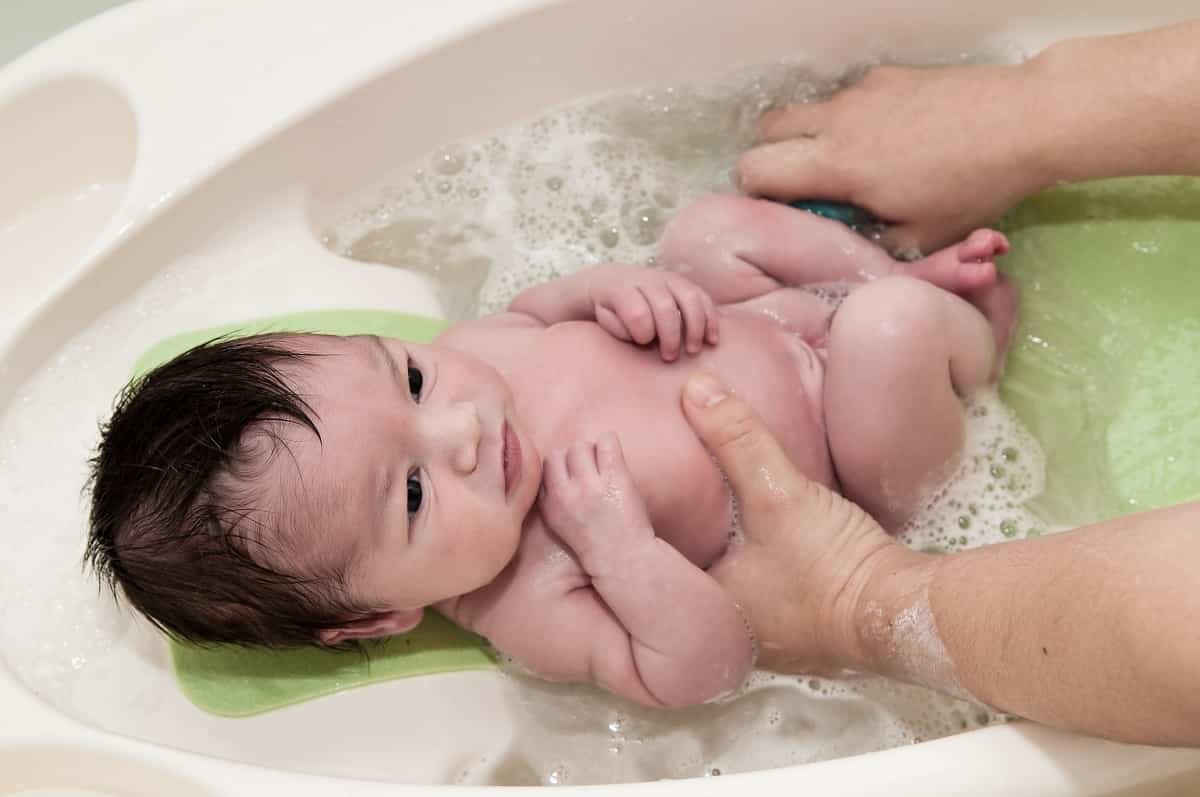 cuidados del bebé al bañarse