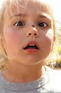 niña con insecto