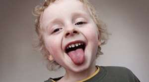 niño con mal aliento