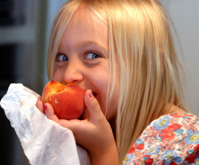 niña comiendo fruta