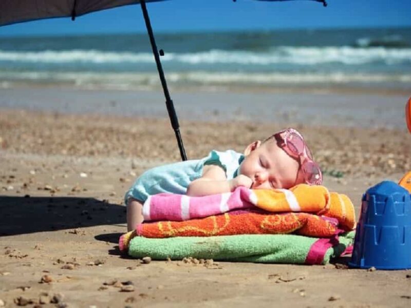 bebés en la playa