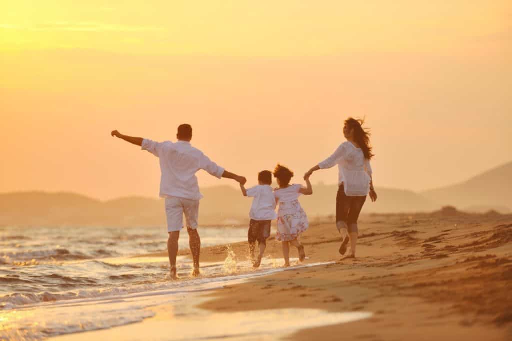 familia feliz playa
