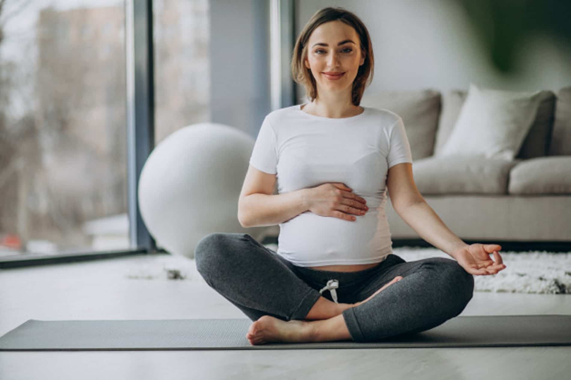 joven embarazada practicando yoga casa 1303 21119