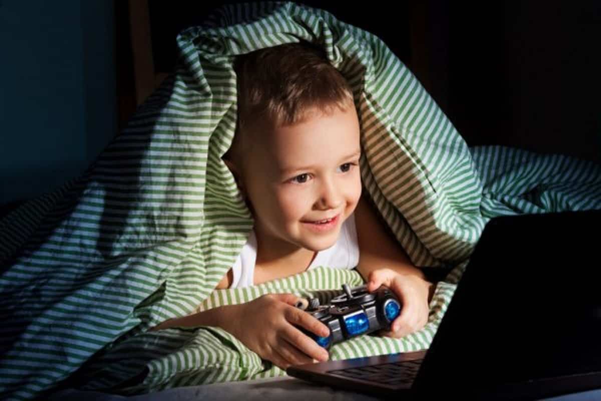 depositphotos 19062253 stock photo computer games at night