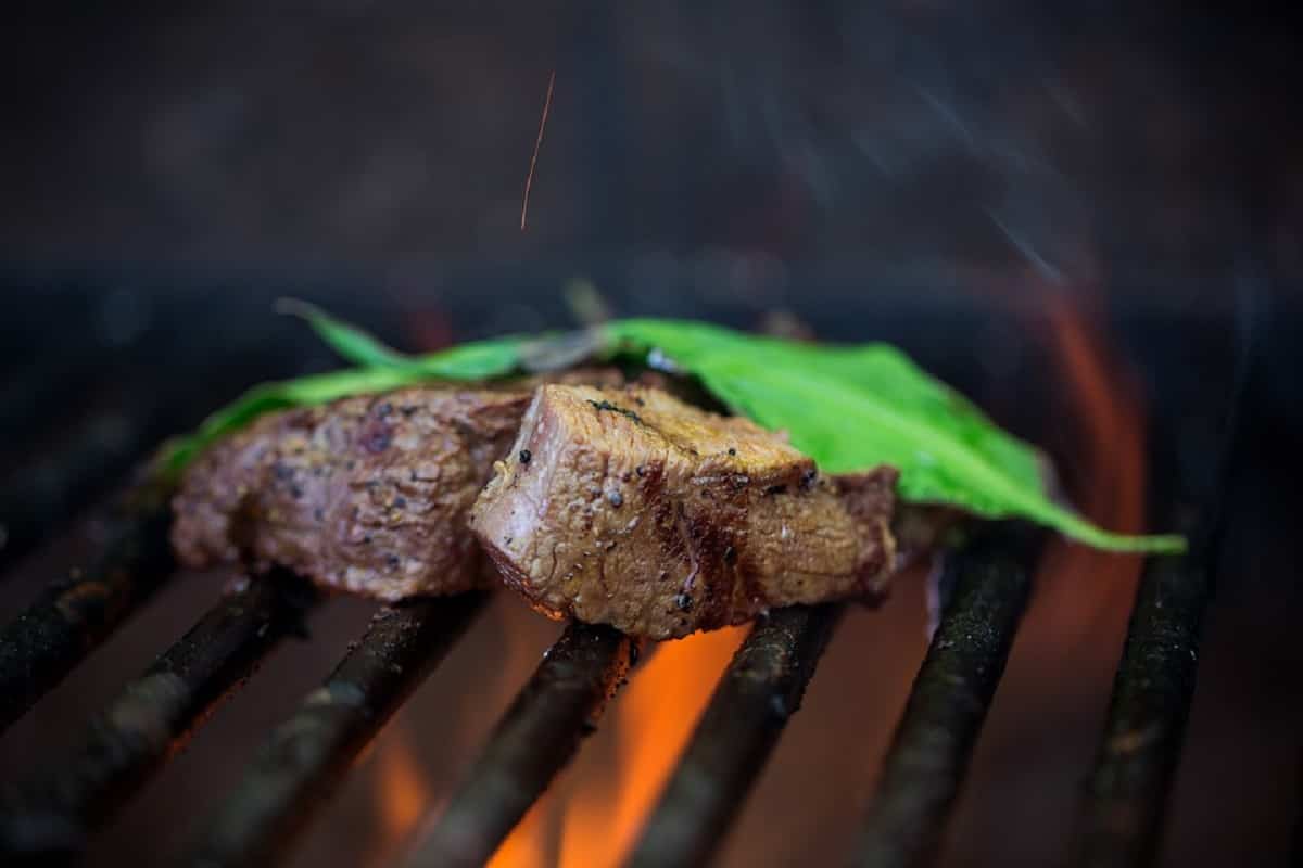 cocinar la carne al grill