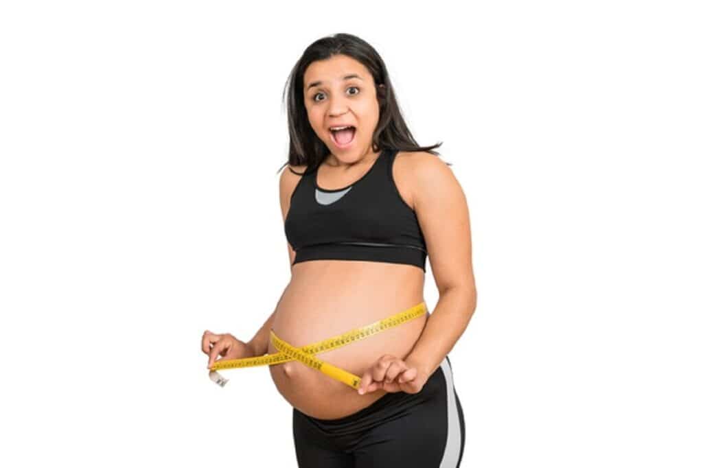 primer plano mujer embarazada cinta metrica controlar desarrollo bebe 58466 12159