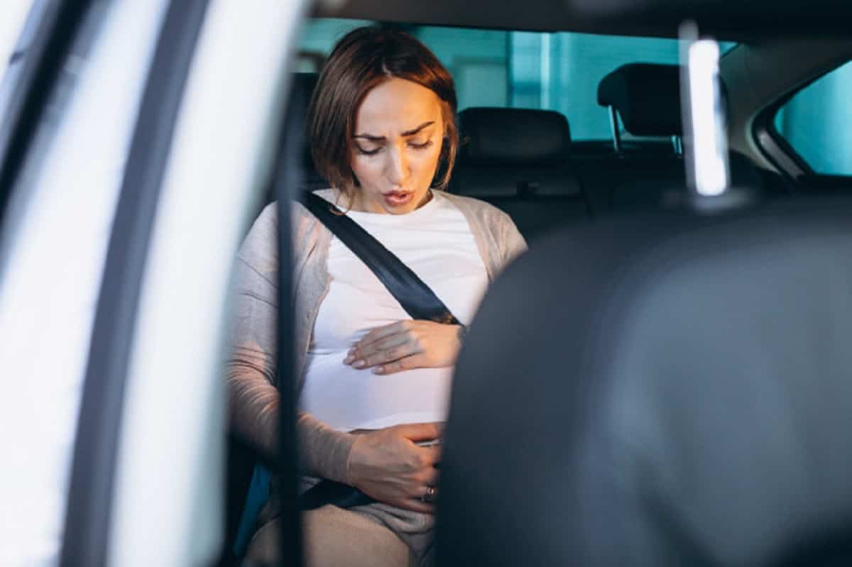 Es seguro conducir durante el embarazo si te sientes bien y todo transcurre de manera normal.