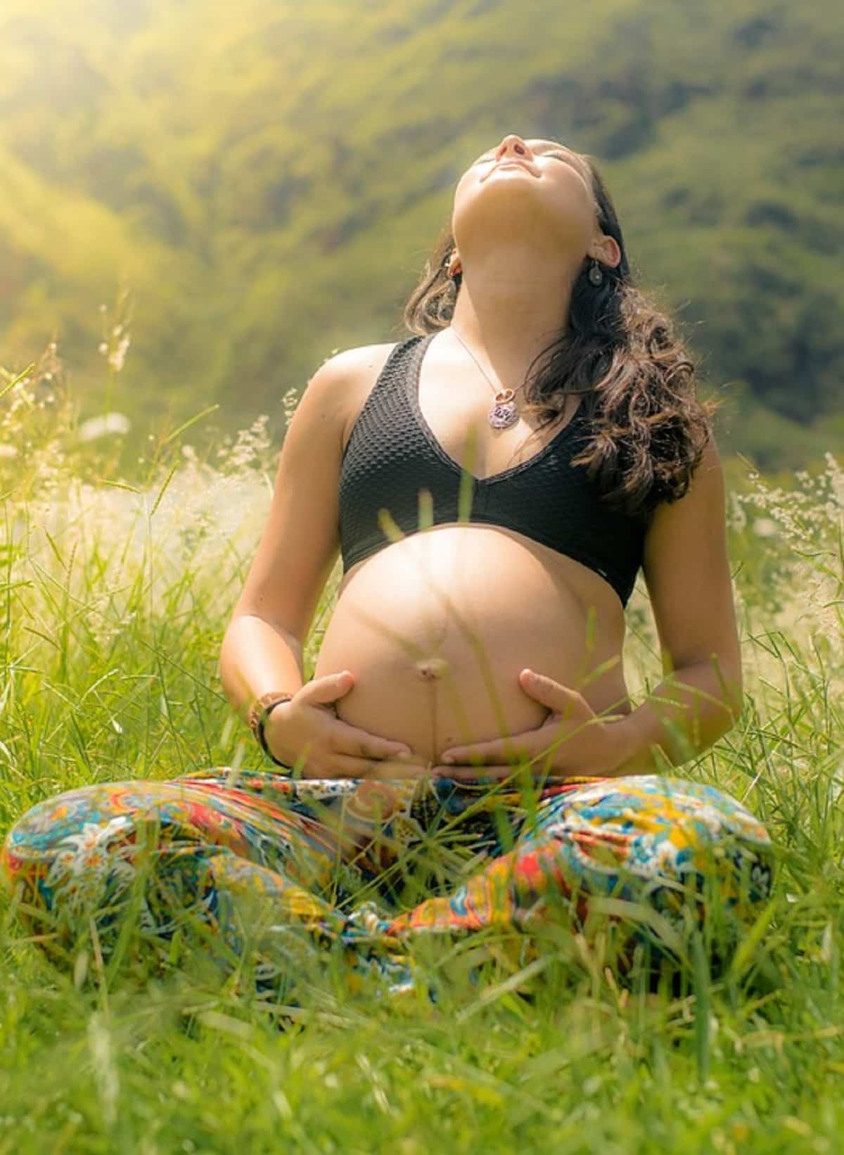Tomar sol durante el embarazo tiene riesgos y beneficios, debes conocer ambos para hacerlo de la manera adecuada y sea saludable.