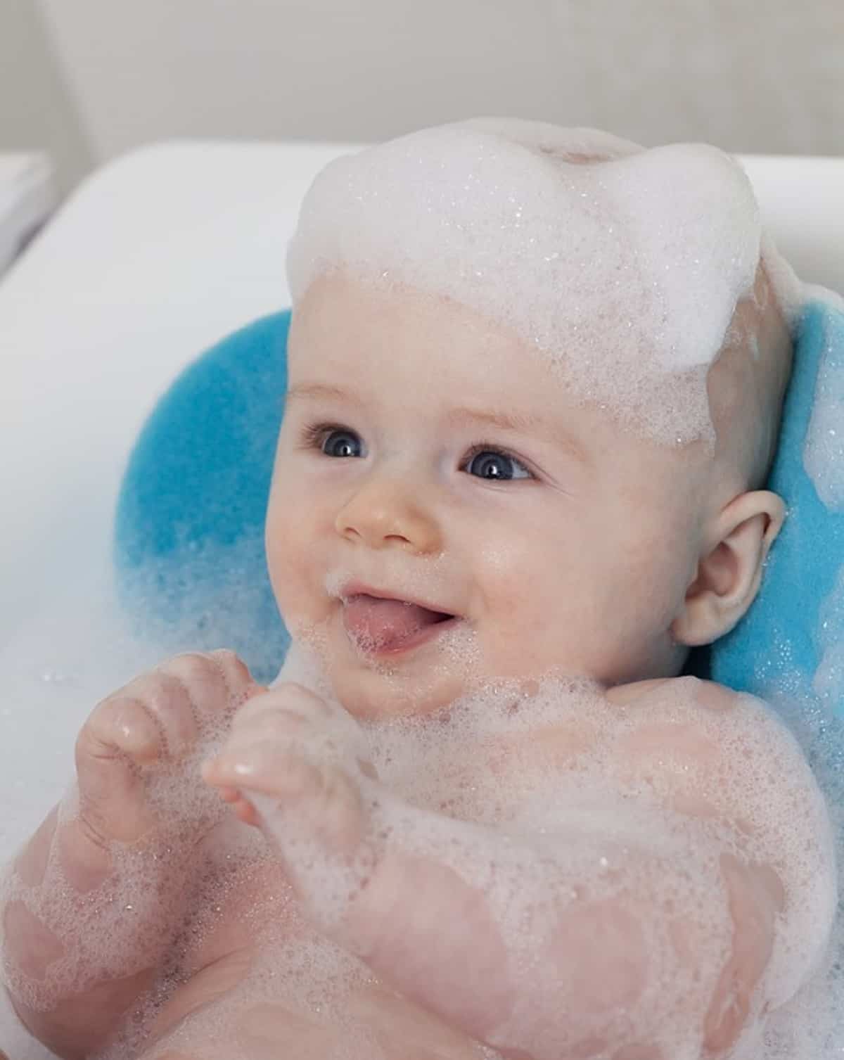 Il est important de laver les cheveux de bébé avec des produits adaptés, car ils ont un pH neutre pour éviter les irritations.