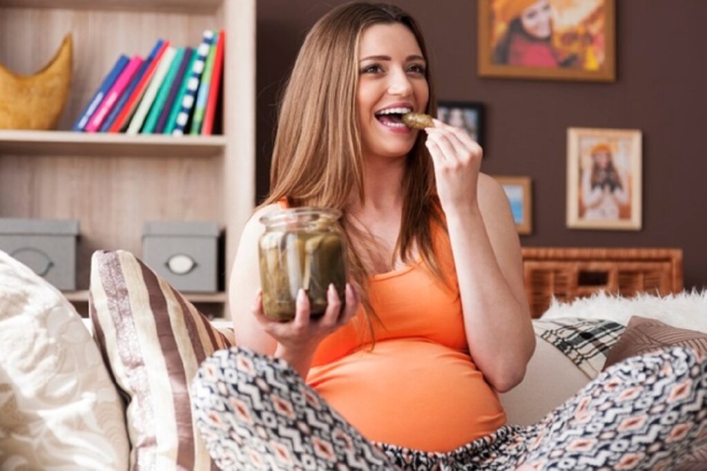 hermosa mujer embarazada comiendo pepinillos 329181 2611