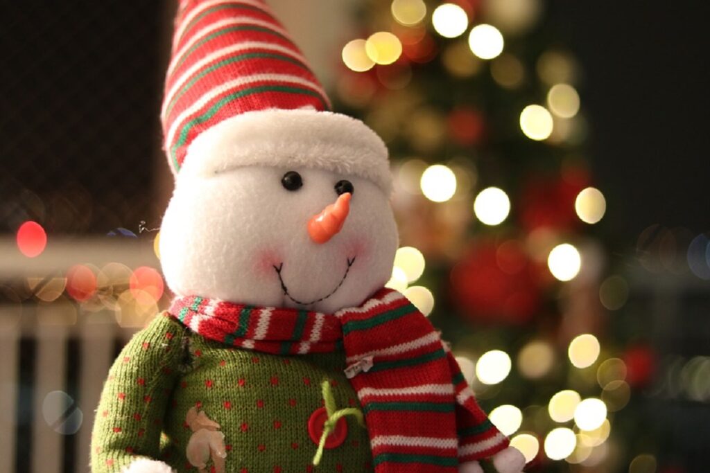 Armar un muñeco de nieve es una de las actividades preferidas de los niños en Navidad.