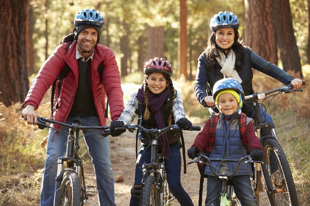 Montar en bicicleta por diversión es genial, disfrutar de la naturaleza y la conexión con la familia.