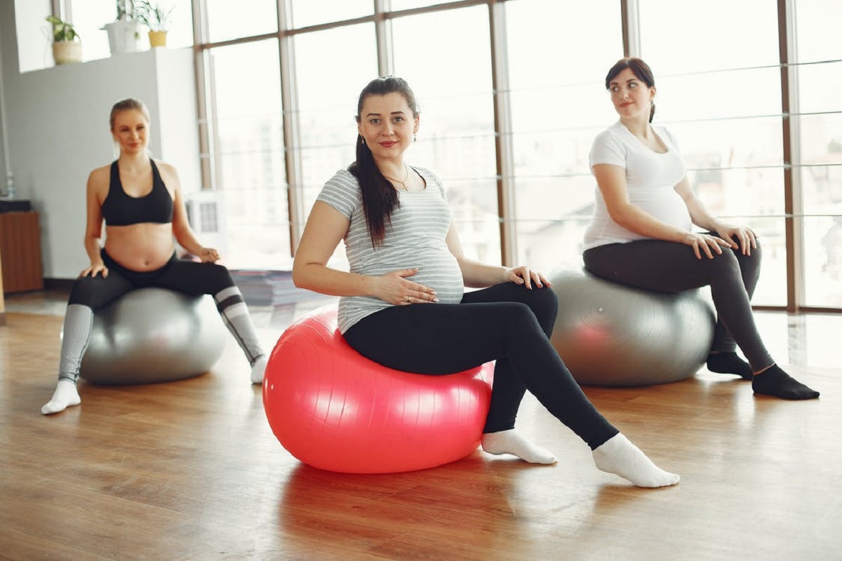 Los ejercicios para embarazadas con la pelota fe fitness tienen numerosos beneficios para tu organismo y facilitar el parto.