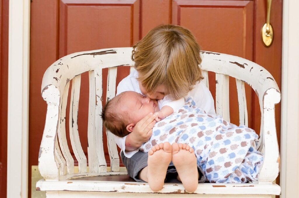 Es importante preparar emocionalmente al hijo mayor ante la llegada de un hermano.