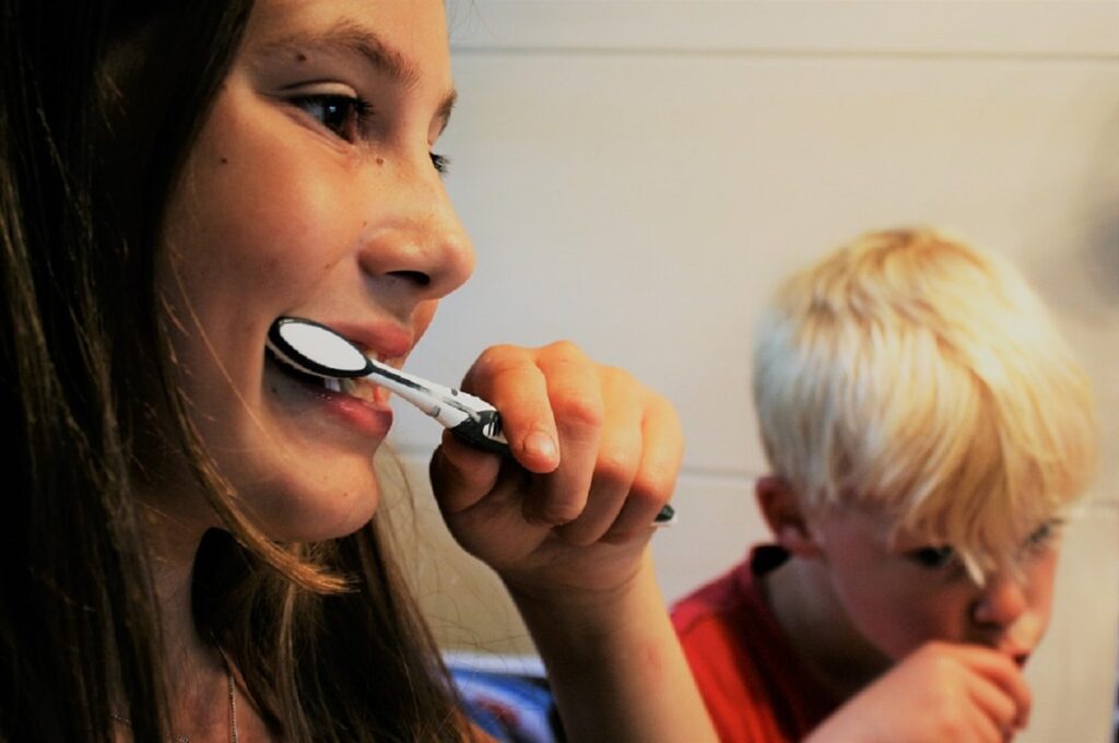 Enseñarle un buen cepillado antes de dormir es fundamental para mantener la salud de sus dientes.