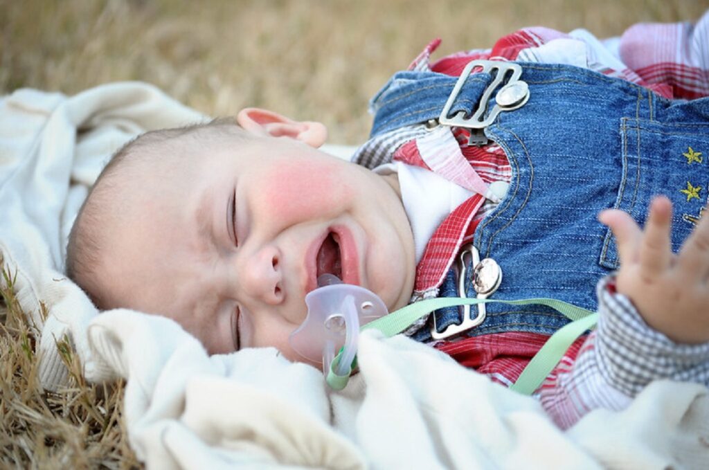 Dejar llorar al bebé un rato puede ayudar a que el niño aprenda a controlar sus emociones.