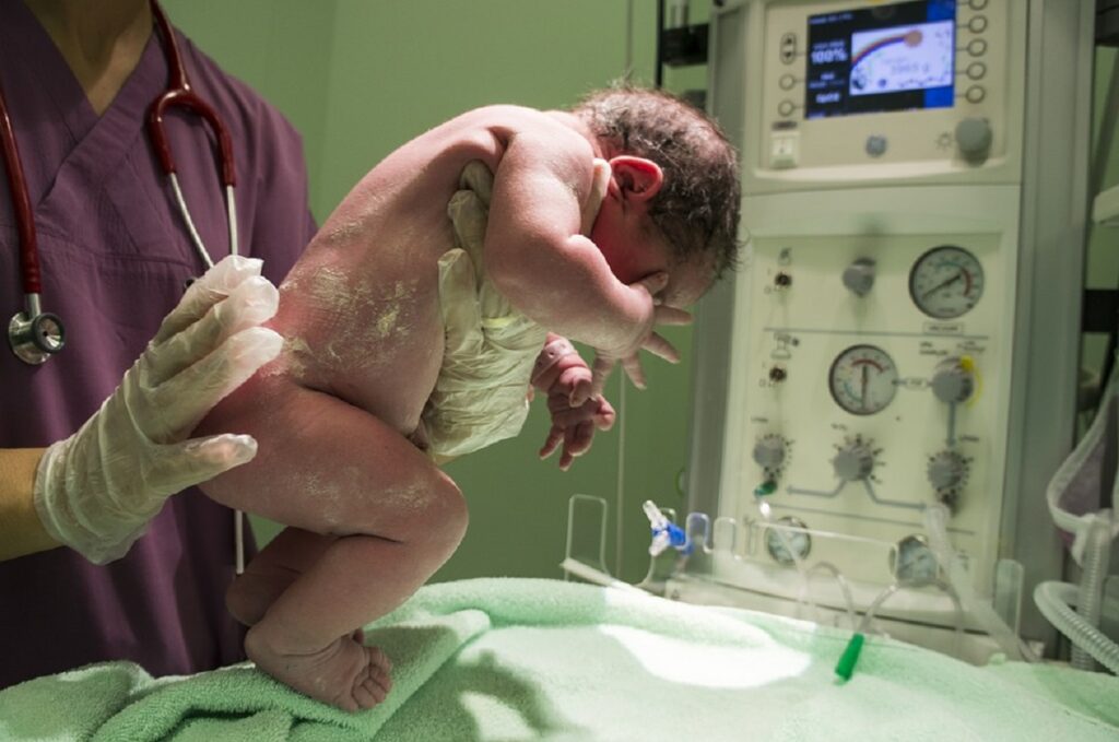 Le test d'Apgar est effectué par le médecin sur le bébé une minute après la naissance puis cinq minutes plus tard pour évaluer ses performances après la naissance.