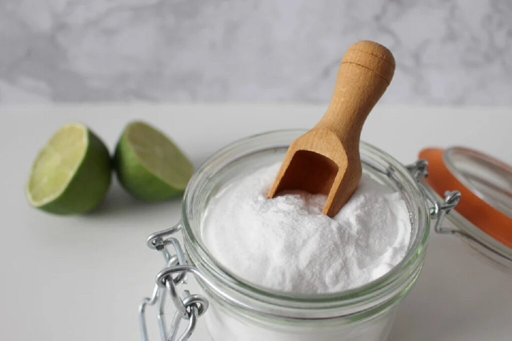 El bicarbonato de sodio es una buena opción de desodorante natural ,de uso moderado.