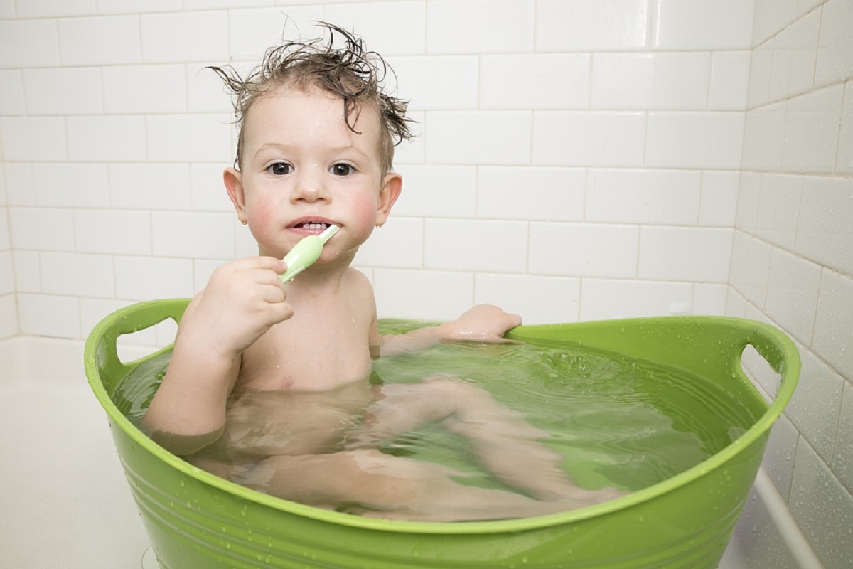 Al momento de bañar al bebé debes estar calmada y con paciencia, recuerda que siente tus emociones.