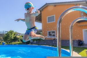 Es indispensable mantener limpia la piscina para evitar infecciones.