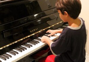 Aprender música tiene innumerables beneficios para su desarrollo.