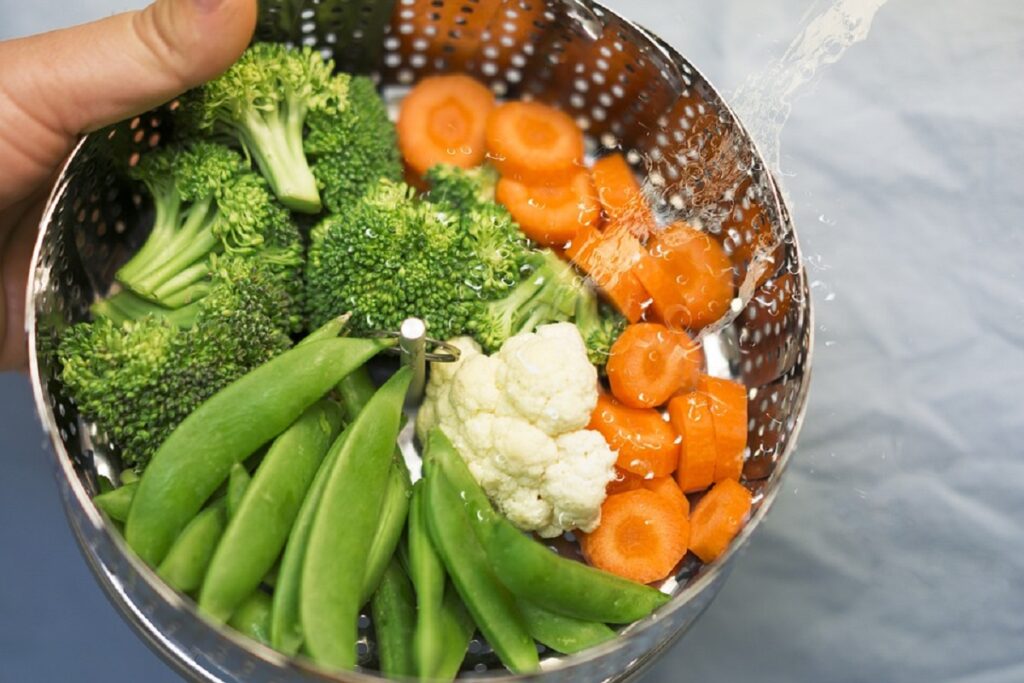 Las frutas y verduras al vapor es una fuente de nutrientes para el bebé en desarrollo.