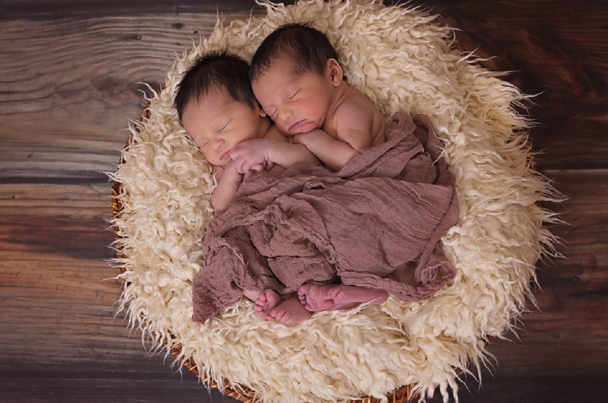 Es importante informarte sobre la manera mejor de amamantar a los gemelos.