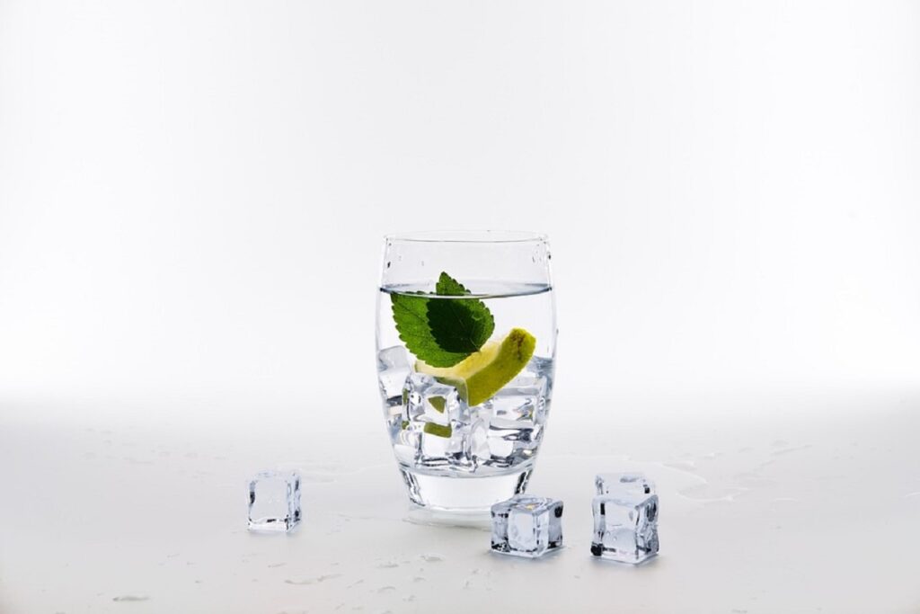 Tomar agua fresca entre seis a ocho vasos diarios es ideal para prevenir la infección urinaria.