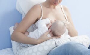 La almohada de lactancia es un accesorio imprescindible para alimentar cómodamente al bebé.