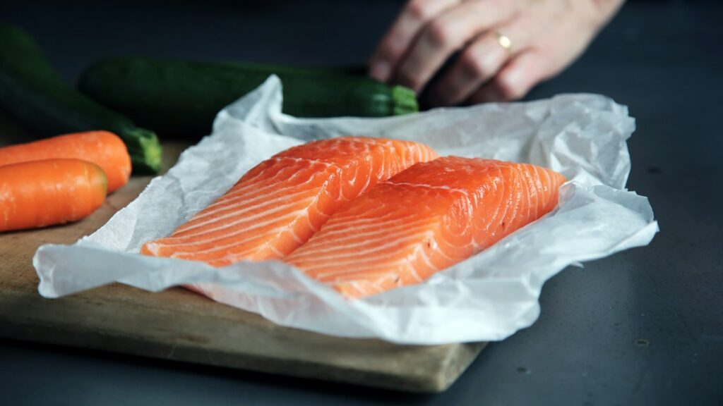 Los pescados grasos son los alimentos recomendados indispensables, con gran aporte de omega3.