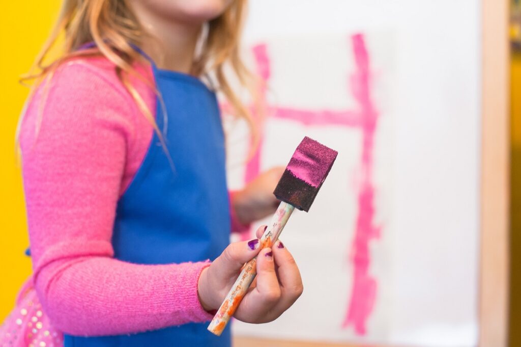 Los beneficios de la pintura en los niños son en el plano físico y emocional.