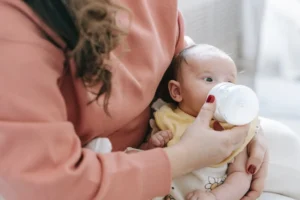 Si te preguntas cómo alimentar a tu bebé de forma saludable, en este artículo te damos los mejores consejos.