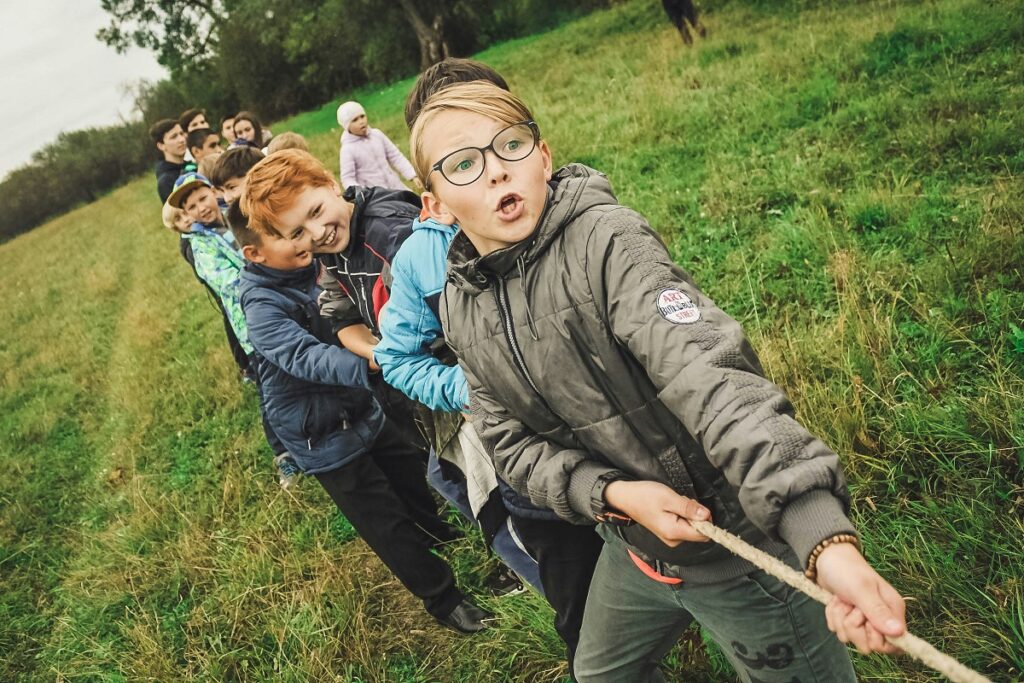 Las actividades en grupo al aire libre benefician a hacer nuevos amigos en el campamento.